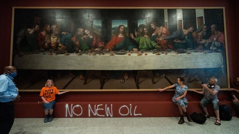 Eco-activiștii de la ”Just Stop Oil” au vandalizat opere de artă de la Royal Academy din Londra. Au atacat și o copie a ”Cinei cea de taină” a lui Leonardo da Vinci