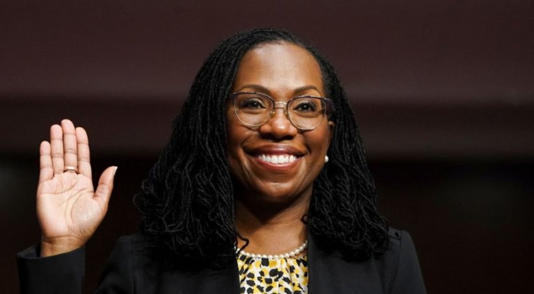 Ketanji Brown Jackson, prima femeie de culoare judecător la Curtea Supremă a SUA, a depus jurământul