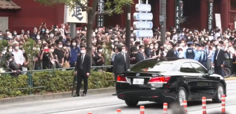 Japonia | Flori, rugăciuni şi salve de tun, la funeraliile de stat pentru fostul premier Shinzo Abe