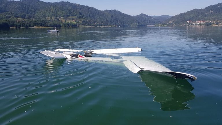 VIDEO | Un alt accident aviatic, duminică: avion uşor cu două persoane la bord a căzut în lacul Colibiţa. Pilotul a murit