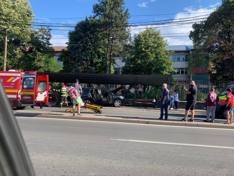 O maşină scăpată de sub control a intrat într-o staţie de autobuz din Baia Mare şi a rănit un copil