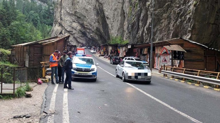 VIDEO | Un bărbat, lovit de o piatră desprinsă dintr-o stâncă, în Cheile Bicazului, în stare gravă la Spitalul din Piatra Neamţ