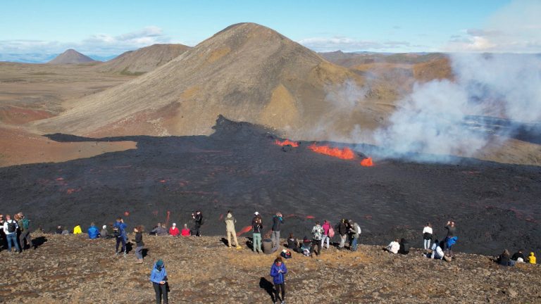 Un sat din Islanda, ameninţat de gazele emanate de noua erupţie vulcanică