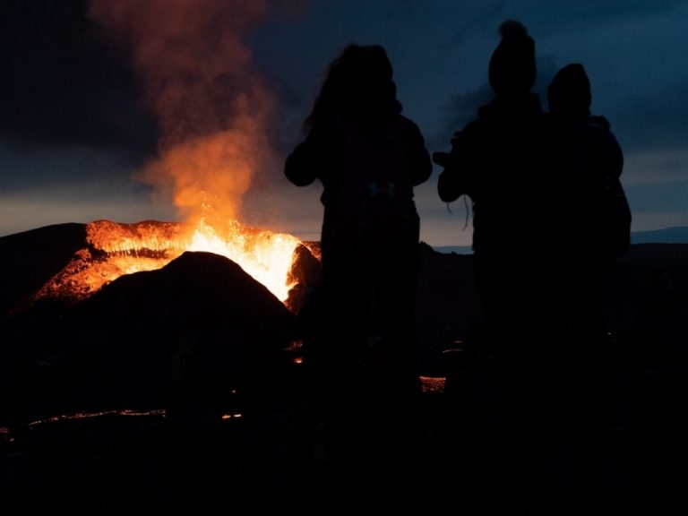 VIDEO | Erupţie vulcanică în apropiere de Reykjavik, produsă în urma unei fisuri a scoarţei terestre