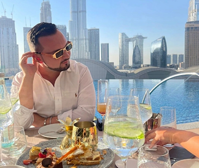 Un influencer român stabilit în Anglia susține că, lunar, dă 10.000 de lire sterline pe mâncare. Preferă burgerul Wagyu cu caviar, învelit în foiță de aur