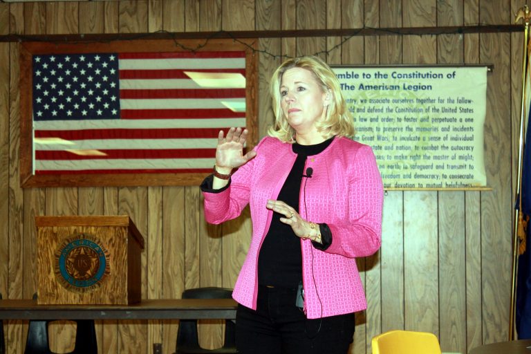 Joe Biden o decorează pe fosta aleasă republicană Liz Cheney, un critic feroce al lui Donald Trump