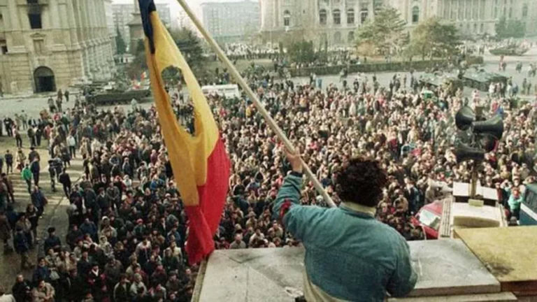 Fost procuror DNA: Iliescu şi acoliţii lui, în loc să creeze premisele unui proces în care Ceauşescu să răspundă pentru represiunea din decembrie 1989, au preferat o mascaradă judiciară