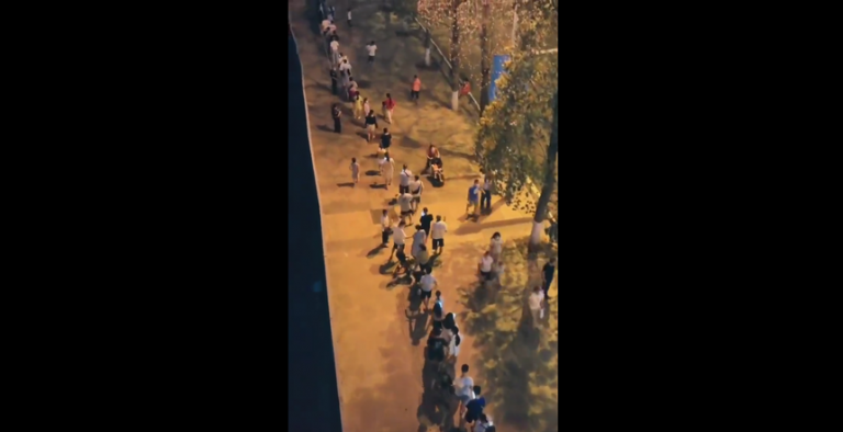 Milioane de locuitori din Chongqing, la coadă să se testeze pentru Covid, la temperaturi de peste 40 °C, în timp ce pompierii se luptau să stingă incendiile forestiere din apropiere – VIDEO