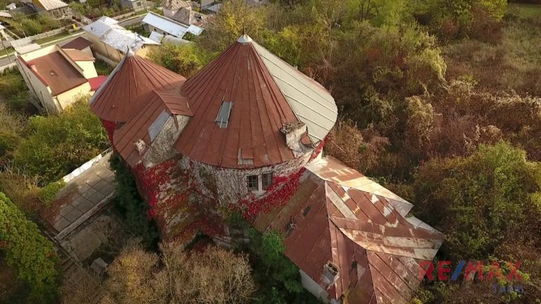 FOTO/VIDEO | Un castel celebru din Muntenia, ridicat între 1890 -1910, se vinde la preț de apartament