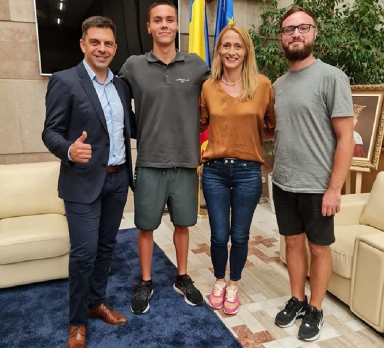 David Popovici a revenit în ţară de la Europene, unde a câştigat două medalii de aur
