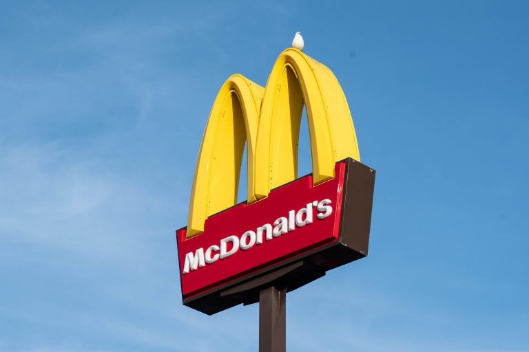 McDonald’s îşi redeschide treptat restaurantele în Ucraina