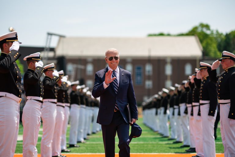 Același Joe Biden arată, brusc, diferit