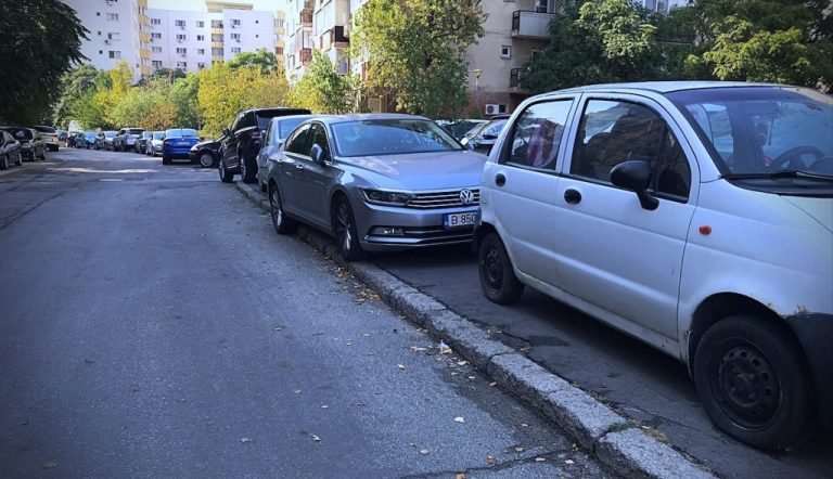 Parcarea mașinilor pe trotuar va fi interzisă în București începând din 15 august