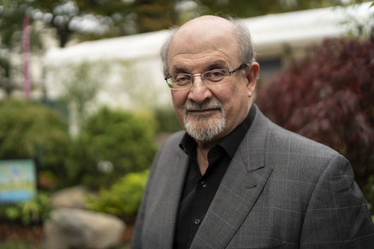 Salman Rushdie lansează o nouă carte şi un mesaj: „Cuvintele sunt singurii învingători”