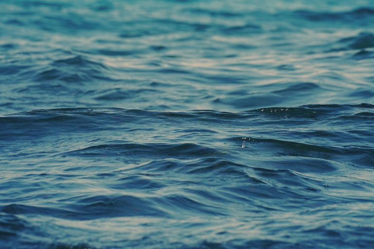 Mină de război, descoperită plutind în derivă în Marea Neagră