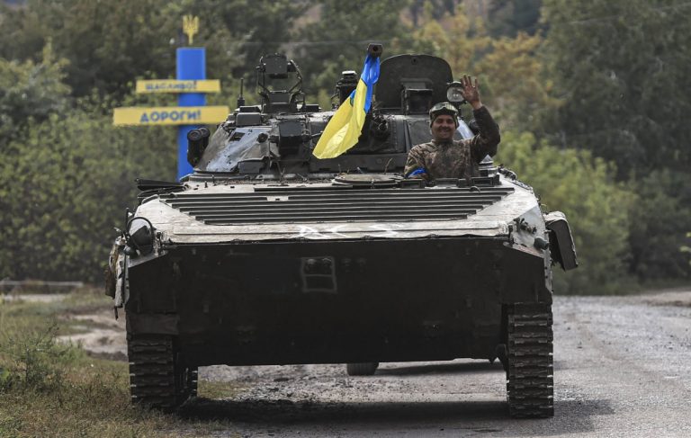 Forţele ucrainene intră în oraşul strategic Izium, după cinci luni de ocupaţie rusă, anunță Kievul