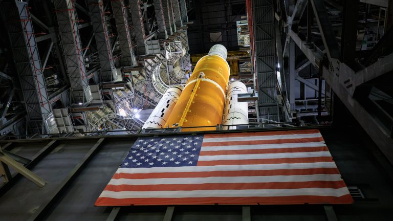 VIDEO | Mega-racheta NASA ce va decola spre Lună revine pe rampa de lansare