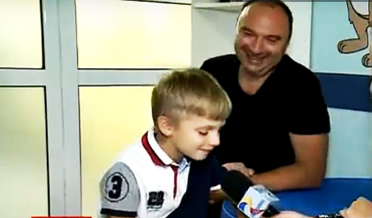 VIDEO | Medicii români au salvat un băiețel de 9 ani și pe tatăl său, răniți de o bombă în Ucraina