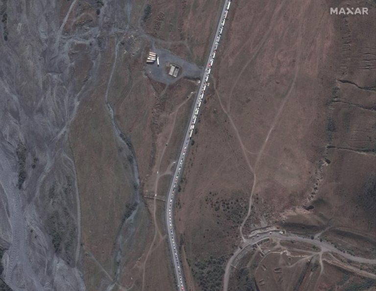 VIDEO | Coloane nesfârşite de maşini aşteaptă să treacă din Rusia în Georgia – imagini din satelit