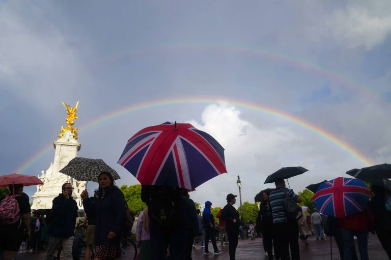 VIDEO | Mulțimi în lacrimi cântă „God Save the Queen” la Palatul Buckingham. Un curcubeu a apărut deasupra Londrei