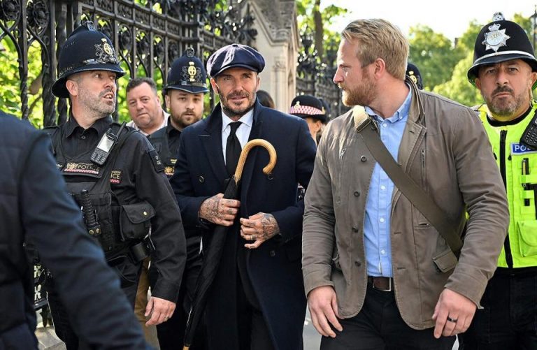 VIDEO | David Beckham a stat la coadă 13 ore pentru a-i aduce un omagiu reginei Elizabeth a II-a la Westminster Hall