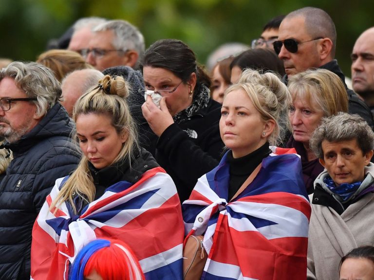 FOTO/VIDEO | Funeraliile Reginei Elisabeta a II-a: Numeroşi britanici, adunaţi în parcuri şi pieţe pentru a-şi lua adio de la regina Elisabeta a II-a a Marii Britanii