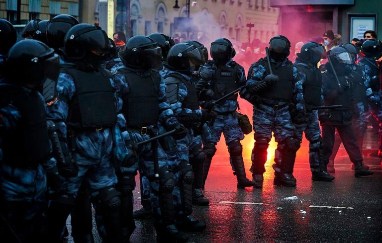 Peste 100 de protestatari împotriva mobilizării au fost arestaţi în Rusia