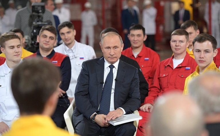 Stresul războiului | Se îmbată rău și des oamenii lui Putin? Sursele Meduza decriptează neobișnuita atenție a dictatorului pentru alcool