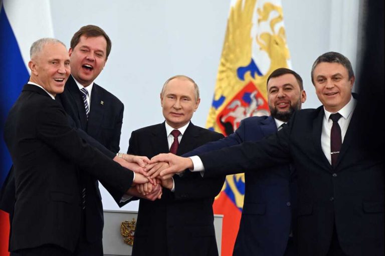 VIDEO | Putin a cântat imnul Rusiei la concertul prilejuit de anexarea regiunilor Herson, Zaporojie, Lugansk şi Doneţk