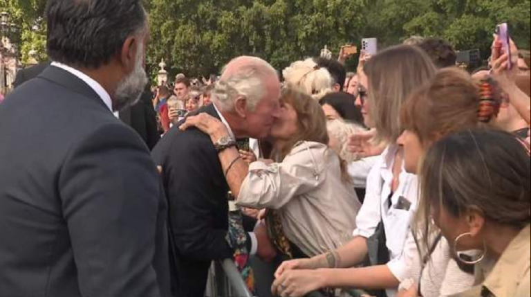 VIDEO | Regele Charles al III-lea salută mulţimea, la sosirea la Palatul Buckingham