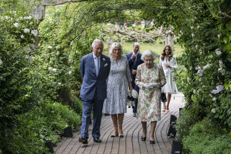 ‘It hurts horribly’: Britons in Romania pay tribute to Queen Elizabeth II