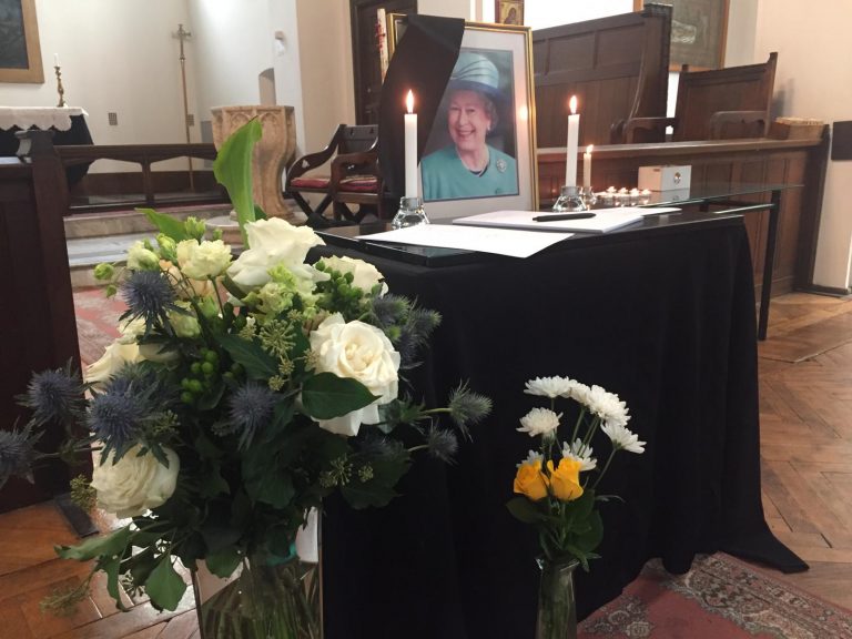 British subjects mourn the passing of Queen Elizabeth II at Bucharest’s Anglican Church
