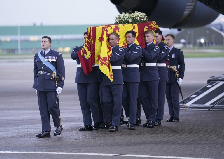 Familia regală a plecat de la Westminster Hall. Britanicii pot veni să-i aducă un ultim omagiu reginei până luni