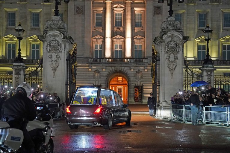 Sicriul cu trupul neînsufleţit al reginei Elisabeta, depus la Palatul Buckingham