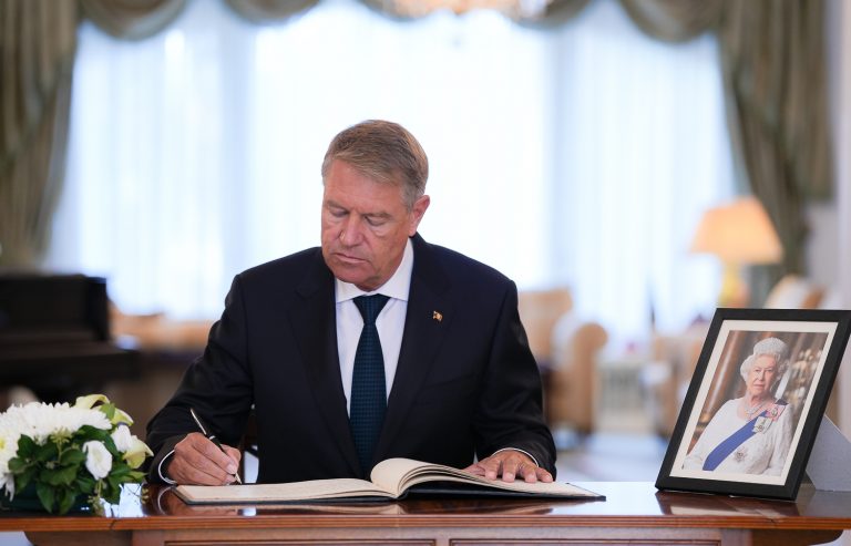 Preşedintele Iohannis a transmis ministrului Justiţiei cererile de urmărire penală pentru Vlad Vasile Voiculescu şi Ioana Mihăilă, foşti miniştri ai Sănătăţii, în dosarul achiziţiei de vaccinuri din pandemie