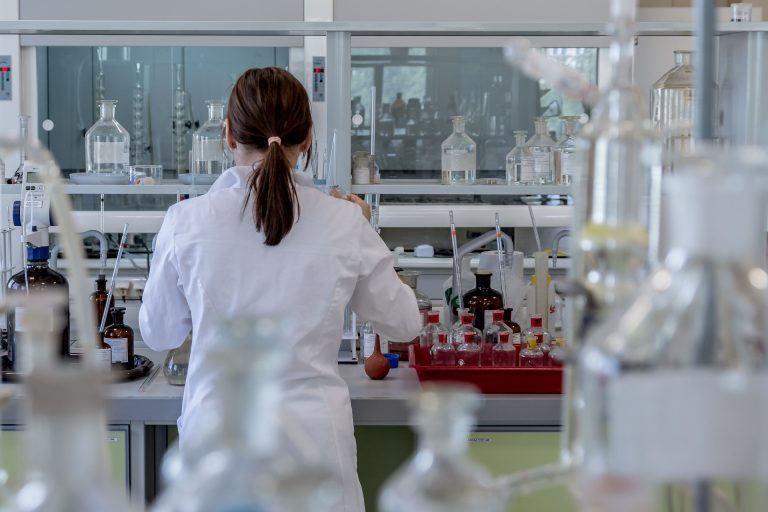 Exodul creierelor. Cel puțin 2.500 de oameni de știință ruși au părăsit țara după izbucnirea războiului