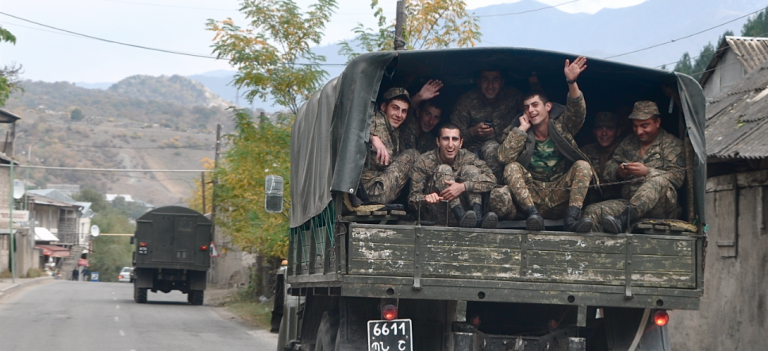 Azerbaidjan și Armenia se luptă din nou. De ce a fost rupt armistițiul imediat după negocierile de pace