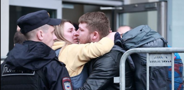 Cum îi vânează statul polițienesc al lui Putin pe mobilizați / Online, unii își schimbă sexul