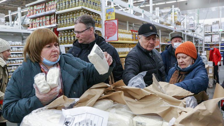 KOMMERSANT | Cad frunzele în economia Rusiei. Câți ruși economisesc la mâncare, bunuri de lungă folosință sau „lux”