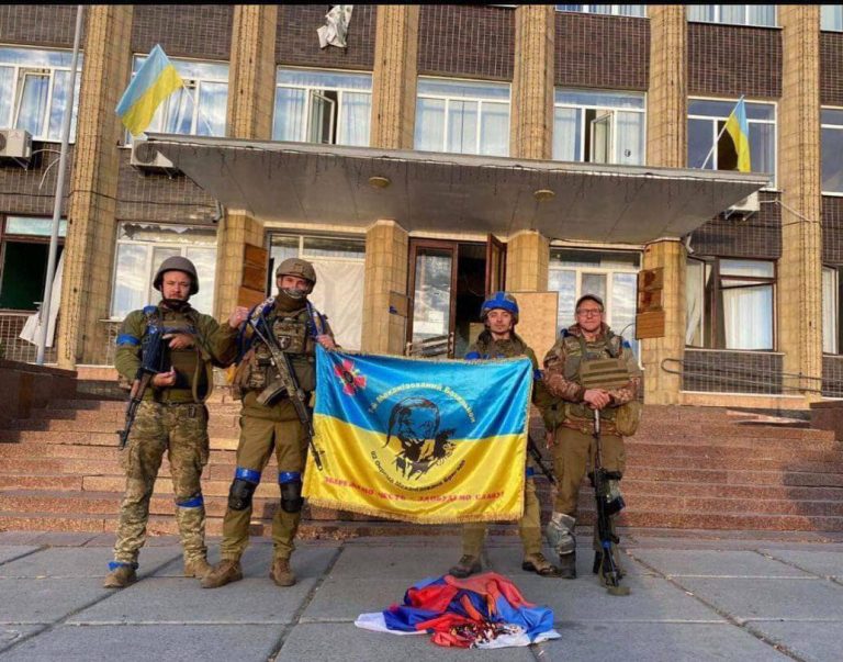 FOTO | Ucrainenii i-au gonit pe ruși și au intrat în Kupiansk. Ar fi luat și Izium, avansează spre Lyman. Moscova recunoaște retrageri de trupe