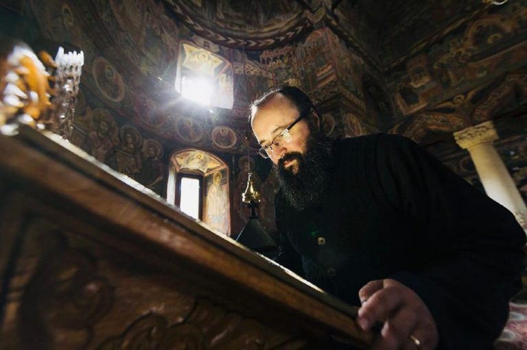 Preotul Visarion Alexa, reținut pentru agresiune sexuală. Prima reacție a BOR: „Vestea este absolut șocantă” – VIDEO
