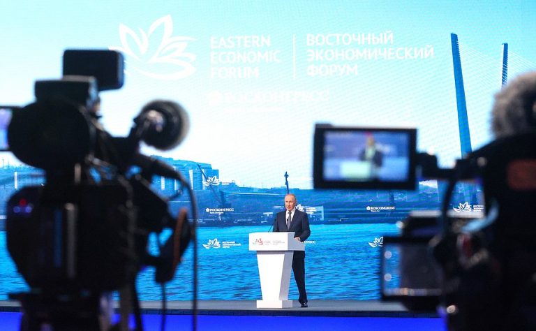 KOMMERSANT | Putin, contrazis de toți, la „Davosul Estului”: bancheri ruși, ministru rus, prognoze rusești
