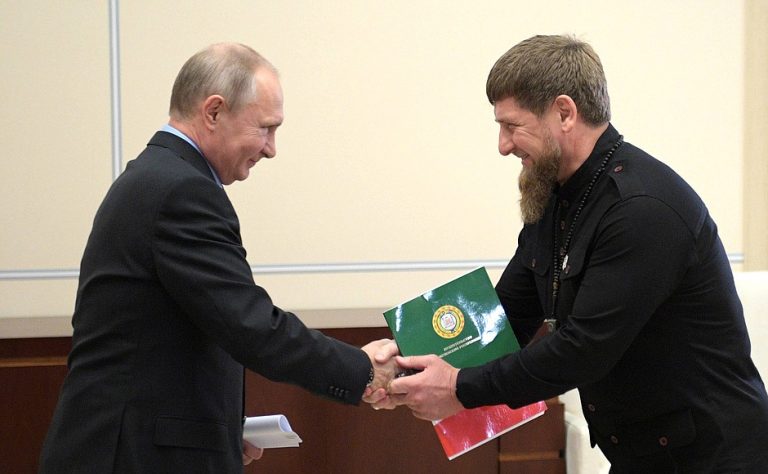 „S-au făcut greșeli”, „militarii ruși au predat orașele”. Kadîrov acuză Ministerul rus al Apărării și se arată ușor ironic cu „conducerea țării”