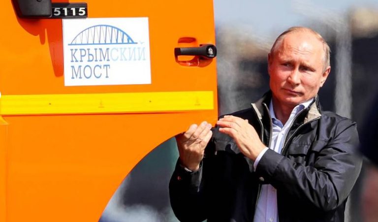 GALERIE FOTO-VIDEO | Kremlinul, umilit până la capăt. Pe podul aruncat în aer, Putin condusese personal primul camion care l-a traversat
