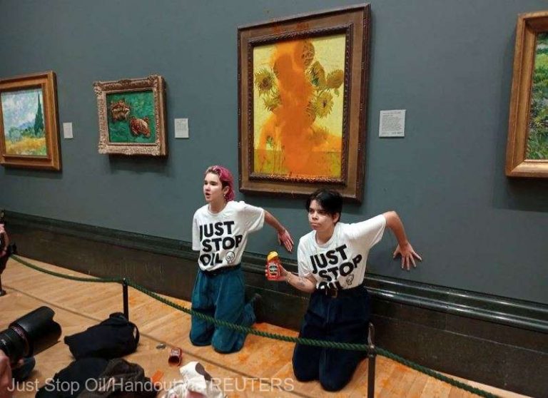Două activiste de mediu au stropit cu suc de roșii un tablou de Van Gogh în valoare de 84 milioane de dolari