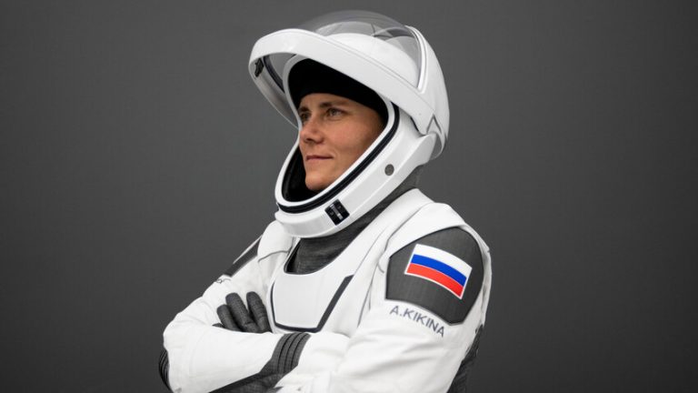 Racheta companiei americane SpaceX, care a transportat pentru prima dată o cosmonaută rusă, a ajuns pe Staţia Spaţială Internaţională