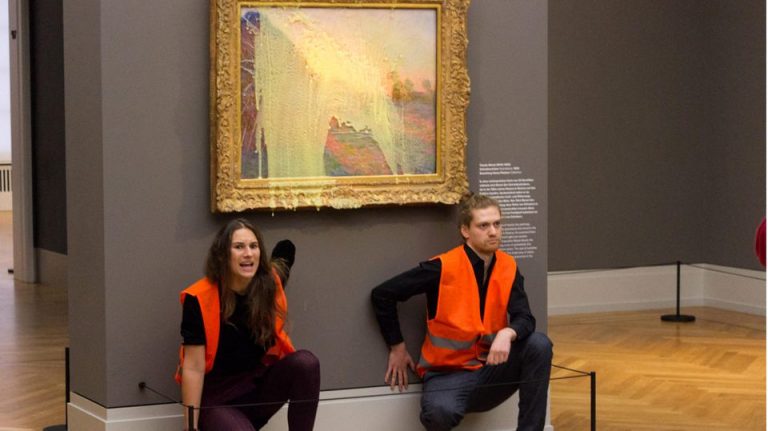 VIDEO | Muzeul Barberini din Potsdam, închis temporar după ce activişti de mediu au aruncat cu piure de cartofi pe un tablou semnat de Claude Monet