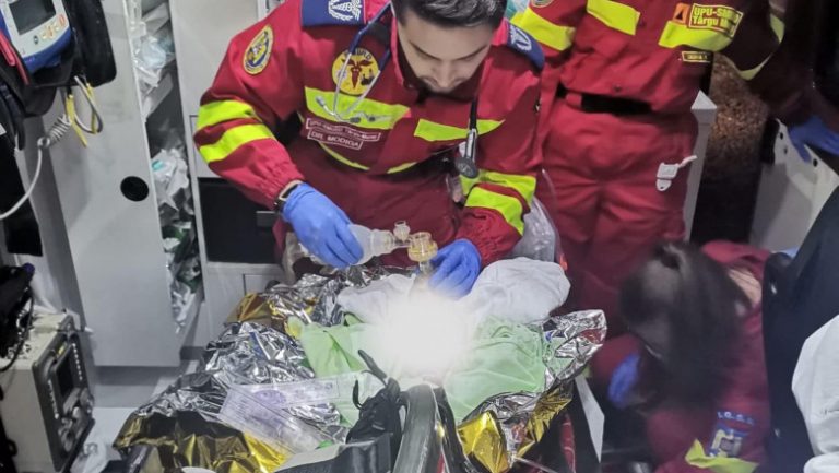 Operațiune de amploare pentru salvarea unor gemeni născuți în ambulanță, trei echipaje SMURD au intervenit