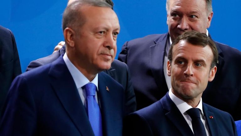 Erdogan despre relaţia cu Macron: Soţiile noastre se înţeleg bine, nu şi noi