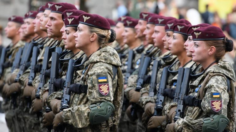 VIDEO | Aproximativ 40.000 de femei servesc în forţele armate ale Ucrainei